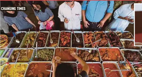  ?? FILE PIX ?? Hawker stalls enable people to grab a quick, affordable and satisfying meal. (Inset) Drinks in plastic bags, with a straw sticking out on one side, is among the features of a takeaway.