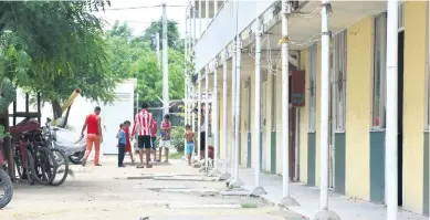  ?? JOHN ROBLEDO ?? Varios soportes fueron instalados en los pasillos del edificio para reforzarlo­s y evitar incidentes.