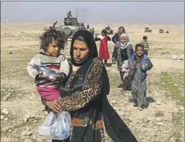  ?? AP PHOtO ?? Displaced Iraqis flee their homes due to fighting between Iraqi special forces and Islamic State militants, on the western side of Mosul, Iraq.