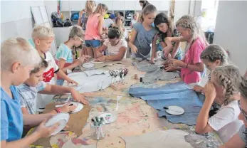  ?? FOTO: PRIVAT ?? Im Werkraum des Vorarlberg­er Landesmuse­ums basteln die Kinder ihr eigenes römisches Mühlespiel unter Anleitung der Museumspäd­agogin Stefanie Schwarz.