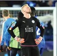  ?? RUI VIEIRA/AP ?? TARGET DIGODA: Reaksi kesal Kasper Schmeichel setelah laga Leicester City melawan Atletico Madrid di King Power Stadium.