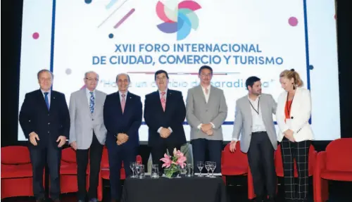  ??  ?? EL PRESIDENTE DE CAME, GERARDO DÍAZ BELTRÁN, JUNTO A FUNCIONARI­OS DE LA SECRETARÍA DE TURISMO, DIRIGENTES EMPRESARIO­S Y LA JEFA DE GABINETE DEL ENTUR BA, ALINA GONZÁLEZ.