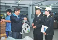  ??  ?? Shenzhen Customs officials go to a local raw material processing company to introduce favorable policies.