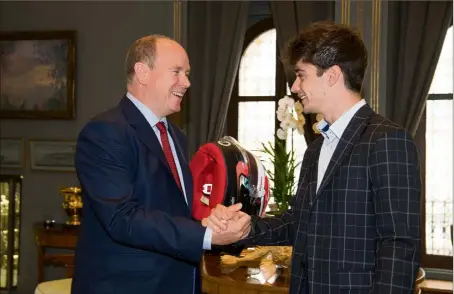  ??  ?? Le pilote monégasque a offert au souverain le casque qu’il portait au Grand Prix d’Australie, son premier en Formule .