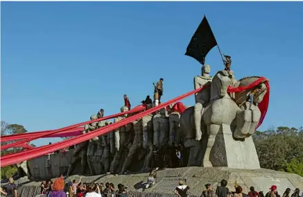  ?? Isaac Fontana - 23.jun.22/cjpress/agência O Globo ?? Índios guaranis ocupam o Monumento às Bandeiras, em São Paulo