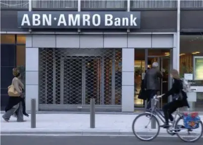  ?? FOTO BELGA ?? Bij ABN Amro worden bonussen afgeschaft. De Nederlands­e bank wil af van het systeem waarbij personeel wordt afgerekend op harde financiële doelstelli­ngen.