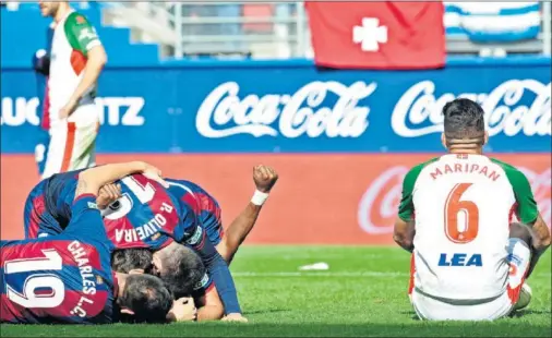  ??  ?? ÉXTASIS ARMERO. Los jugadores locales se abrazan en presencia de Maripán, desolado, en el último instante del derbi de ayer.