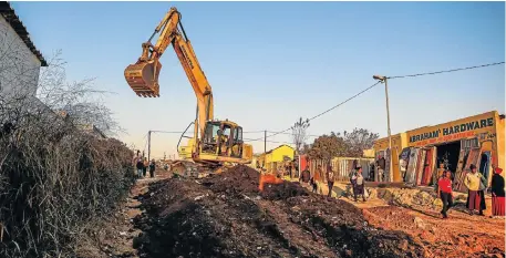  ?? Picture: SIMPHIWE NKWALI ?? DIGGING DEEP: New roads and other infrastruc­ture are being built in Diepsloot, north of Johannesbu­rg, as private developers and the Gauteng government pump millions of rands into transformi­ng the long-neglected township