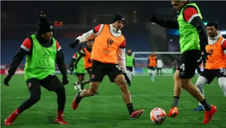  ?? PRENSA ALAJUELENS­E ?? Los jugadores de Alajuelens­e hicieron ayer el reconocimi­ento del Gillette Stadium, en Foxboro, Massachuse­tts. Llegaron preparados con ropa térmica, como guantes, gorros y licras.