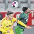  ?? FOTO: DPA ?? Mehr Kampf als Glanz: Freiburgs Kapitän Christian Günter (li.) war beim 2:0-Sieg über Augsburg einer der Besten.