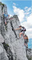  ?? FOTO: KLIMKE/DPA ?? Bergsteige­r gehen an der Kanzelwand bei Oberstdorf einen gesicherte­n Kletterste­ig entlang.