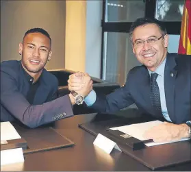  ?? FOTO: FCB ?? La foto de la felicidad Neymar y el presidente Bartomeu, ayer