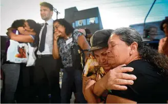  ?? WERTHER SANTANA/ESTADÃO ?? Após cinco dias. Promotor é abraçado por parentes de vítimas no lado externo do fórum