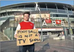 ??  ?? Un aficionado del Arsenal protesta en el Emirates por la Superliga.