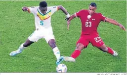  ?? NOUSHAD THEKKAYIL/ EFE ?? El senegalés Gueye pugna por el balón con el qatarí Madibo.