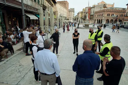  ?? (Foto Sartori) ?? Security Pettorina gialla, in servizio antiassemb­ramento