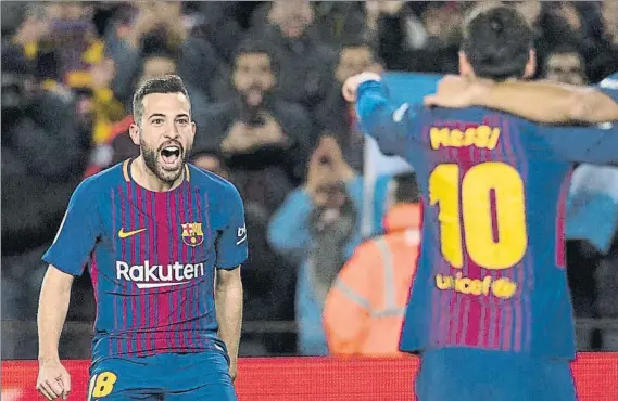  ?? FOTO: PERE PUNTÍ ?? Messi y Alba se miran para celebrar uno de los goles al Celta Forman un tándem espectacul­ar que está dando mucho goles al Barça esta temporada