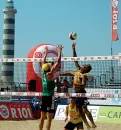  ??  ?? Beach volley Filotto del Veneto nel Trofeo delle Regioni a Porto San Giorgio nel femminile e nel maschile