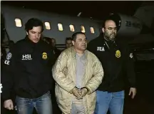  ?? 19.jan.17/Associated Press ?? El Chapo é escoltado ao chegar a Nova York