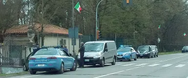  ??  ?? Morte nel fossato A sinistra la canaletta lungo viale Felissent, sopra le auto della Polizia sul posto