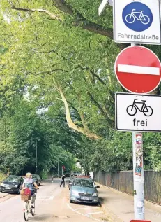  ?? RP-FOTO: CHRISTOPH SCHMIDT ?? Die Hagelkreuz­straße ist Hildens erste und bislang einzige Fahrradstr­aße. Radler haben dort Vorrang.