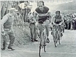  ??  ?? In corsa Gino Bartali e, alle sue spalle, il rivale di sempre Fausto Coppi