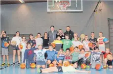  ?? SZ-FOTO: DTP ?? Zusammen Spaß haben beim Basketball, lautet die Devise.