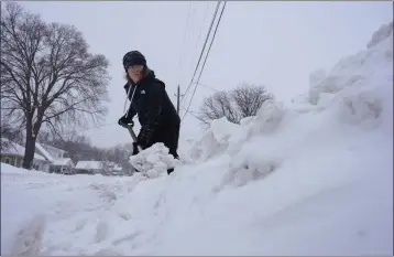  ?? CAROLYN KASTER — THE ASSOCIATED PRESS ?? Graphic designer Emily Brewer shovels out her driveway in Sioux City, Iowa, early on Friday in order to drive to work.