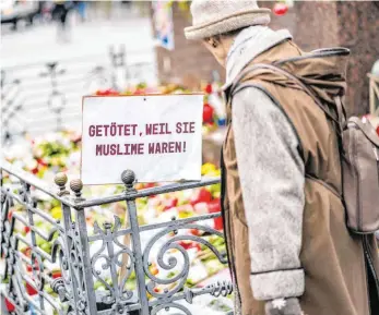  ?? FOTO: FRANK RUMPENHORS­T/DPA ?? Gedenken an die Getöteten am Hanauer Marktplatz.