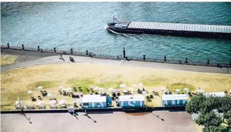  ?? RP-FOTO: ANDREAS BRETZ ?? Der Stadtstran­d am Kit: fotografie­rt aus dem Mannesmann-Hochhaus, jetzt Sitz des Wirtschaft­sministeri­ums