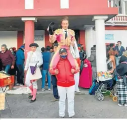  ?? JF ?? Jesuli de Torrecera saliendo a hombros de la plaza de Tanicuchí en Ecuador.