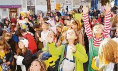  ?? Foto: Uschi Nagl ?? Jede Menge Spaß hatten die rund 350 Grundschül­er der Carl-Orff-Schule. 50 Kilo Süßigkeite­n regneten aus dem Rathaus auf sie herab.