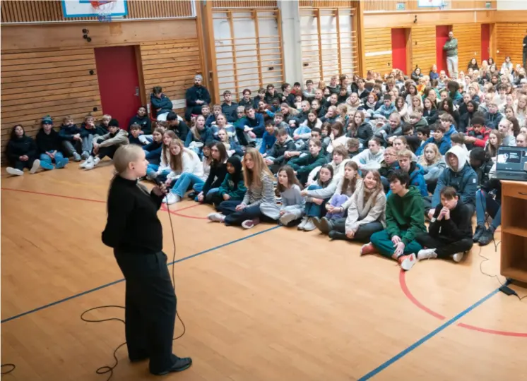  ?? ?? Mia Landsem snakket til 630 elever på Kannik skole. Hun har skrevet boken «Trygg på nett» og kjemper mot spredning av bilder, overgrep og digital vold på nettet.