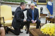  ?? SARAH SILBIGER/THE NEW YORK TIMES ?? Pastor Andrew Brunson, who was released after being detained by Turkish authoritie­s, prays with President Trump in the Oval Office.