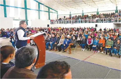  ?? CORTESÍA ?? José Rosas Aispuro Torres entrega beneficios.