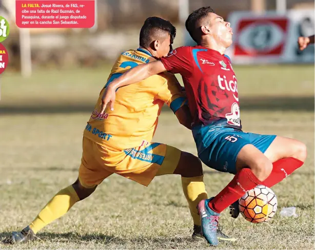  ??  ?? LA FALTA. Josué Rivera, de FAS, recibe una falta de Raúl Guzmán, de Pasaquina, durante el juego disputado ayer en la cancha San Sebastián.