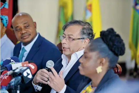  ?? ?? Los candidatos Gustavo Petro y Francia Márquez con el exministro y exgobernad­or Luis Gilberto Murillo.