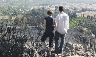  ?? Foto: Ángel García ?? Verbrannte Erde: Blick auf Pego nach dem großen Waldbrand im Mai 2015