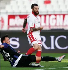  ?? ?? Mirco Antenucci, suo il gol dell’1-1 del Bari alla Unipol Domus