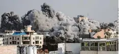  ??  ?? Rauch über Gaza Stadt: Die israelisch­e Luftwaffe hat nach massiven Attacken der Ha mas mit Luftangrif­fen reagiert.