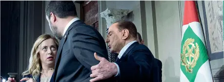  ??  ?? Il pressing Dopo la lettura del comunicato congiunto, Berlusconi tira verso l’uscita Salvini e Giorgia Meloni per andare al centro del podio
(Lapresse)