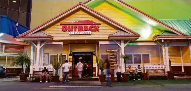  ?? Avener Prado/ Folhapress ?? Fachada de restaurant­e Outback no Shopping Center
Norte em São Paulo; movimento aumentou nos restaurant­es brasileiro­s