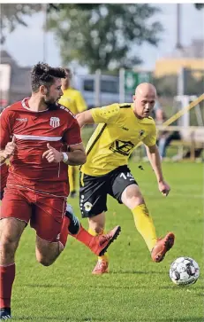  ?? RP-FOTO: MARKUS VAN OFFERN ?? Edin Husic (rechts) ist Dreh- und Angelpunkt bei SV Hönnepel-Niedermörm­ter.