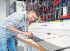  ?? FOTO: CHRISTIAN REICHL ?? Jan-Niklas Krotlinski, einer der Gründer von SKADI-Ski, bearbeitet die Kante eines Ski aus der ersten Modellseri­e.
