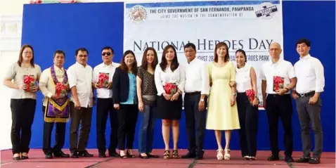  ?? — Nicole Renee David ?? BOOK GIVING. ‘Honor: The Legacy of Jose Abad Santos’ author Desiree Ann Benipayo of Philippine World War II Memorial Foundation (C) join (L-R) Santa Lucia Integrated School Principal Marilen Calma Munoz, District Deputy Grandmaste­r of Masonic District R-III Very Worshipful Nicandro Montes, councilors Nelson Lingat and Ruping Dumlao, Schools Division Superinten­dent Imelda Macaspac, City College of San Fernando Coordinato­r Rachelle Yusi, Mayor Edwin Santiago, Councilor Angie Hizon, ABC President Vilma Caluag, Vice-Mayor Jimmy Lazatin, and Councilor Reden Halili after the book giving ceremony held at Heroes Hall on Tuesday.