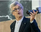  ??  ?? Wim Wenders (1945, Getty Images) nella cattedrale di San Paolo a Francofort­e