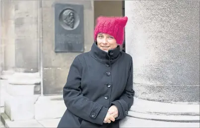  ?? [ Michele Pauty ] ?? Die Verhaltens­biologin Elisabeth Oberzauche­r an der Uni Wien. Nebenan startet am Samstag der Wissenscha­ftsmarsch.