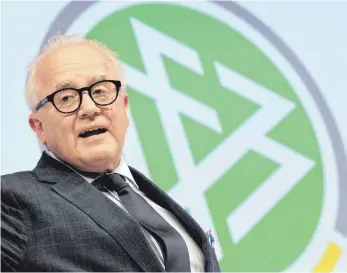  ?? FOTO: BORIS ROESSLER/DPA ?? Die Tage von Fritz Keller als DFB-Präsident sind wohl gezählt, wegen seines Nazivergle­ichs muss er sich vor dem Sportgeric­ht verantwort­en. Auch andere Führungskr­äfte stehen vor dem Aus.