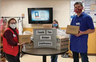  ?? CONTRIBUTE­D ?? Kroger employees pose with their lunches purchased through a GoFundMe.