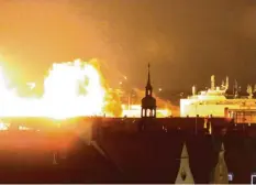  ?? Foto: Johannes Grimm, dpa ?? Ein riesiger Feuerball erleuchtet­e nach der Sprengung den Nachthimme­l über München.